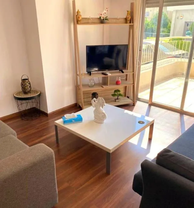 Image 3 of Large modern flat