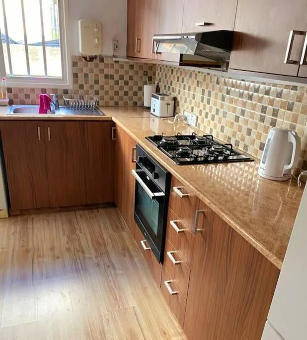 Image 2 of Large modern flat