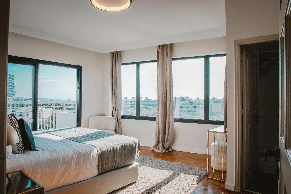 Image 6 of Phaedrus Living: Luxury City Center Penthouse