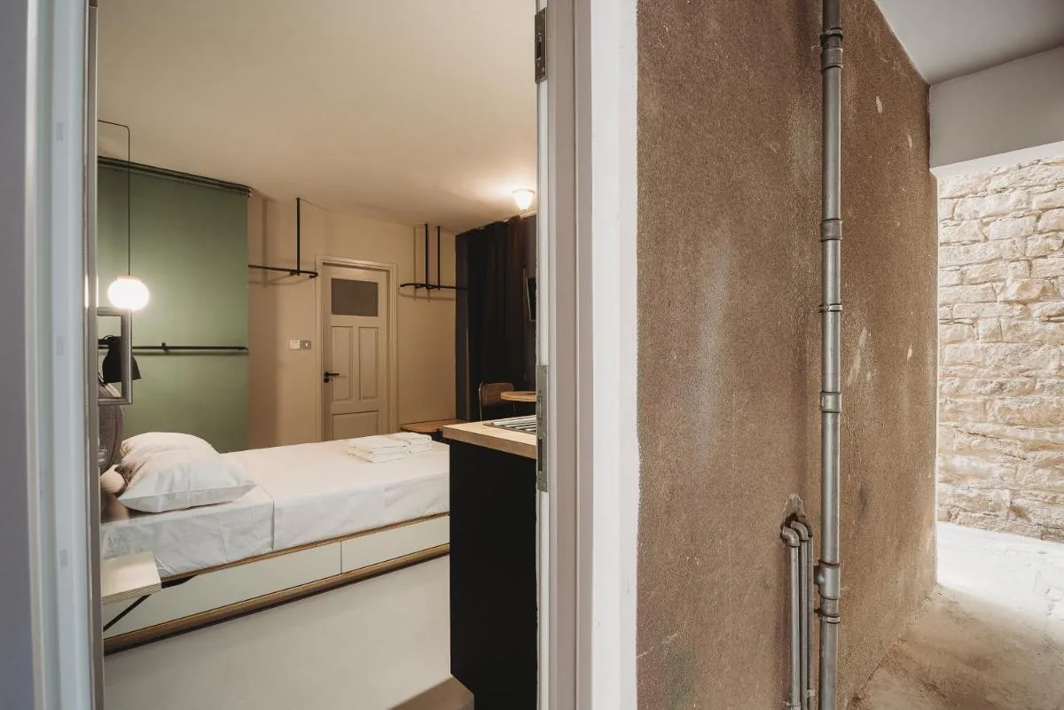 Image 2 of eins rooms – city center
