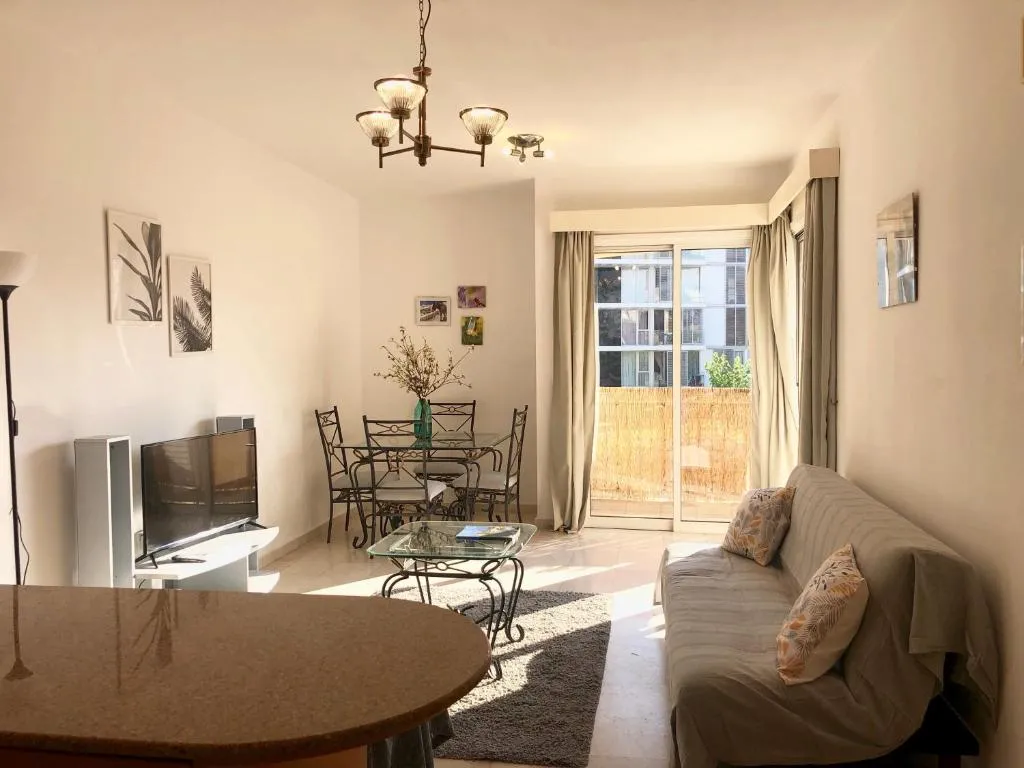 Image of 1 bedroom flat, prime location near sea, sleeps 4