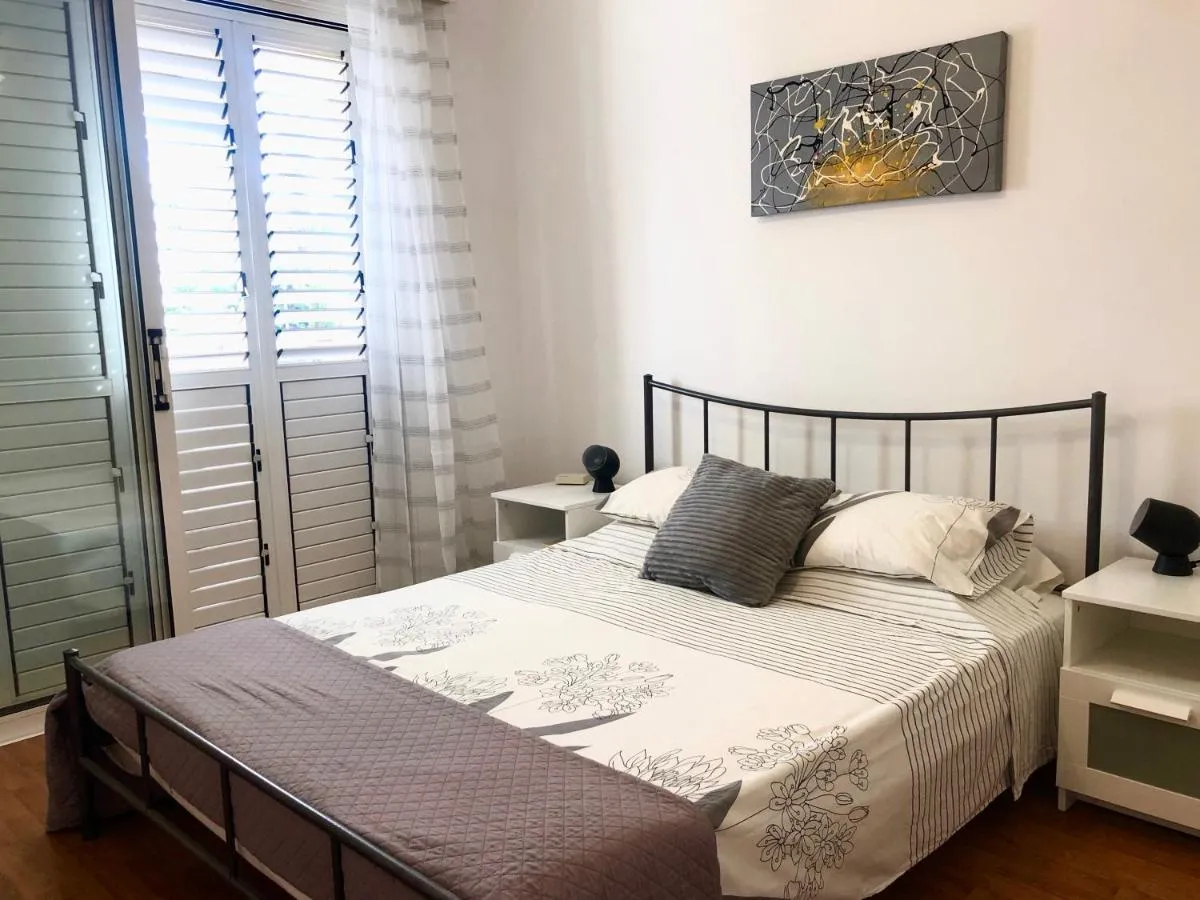 Image 2 of 1 bedroom flat, prime location near sea, sleeps 4