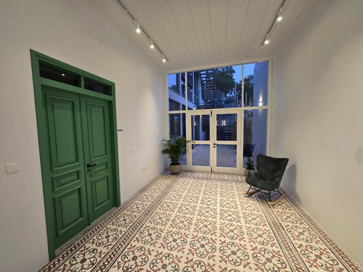 Image 1 of Green Leaf – Old City Suite