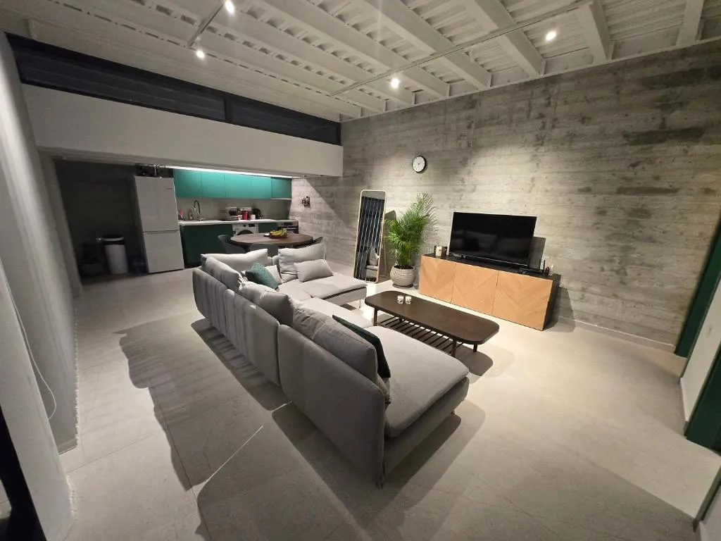 Image of Green Leaf – Old City Suite