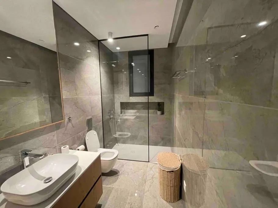 Image 4 of Luxurious Brand New Apartment