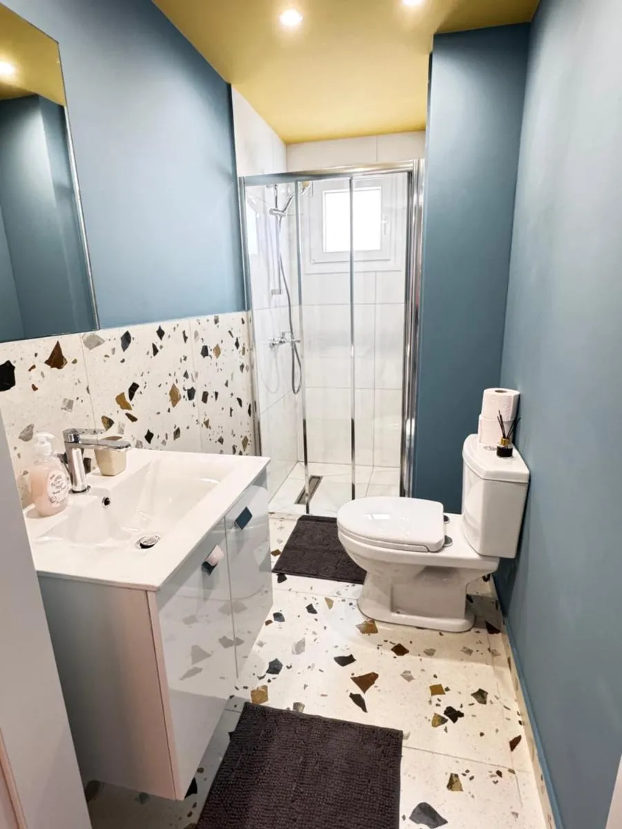 Image 6 of Modern Studio 11 private Kitchenette and Bathroom